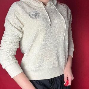 Fuzzy white / cream hoodie 💛🤍​​​​​​​​​​​​​​​​​​​